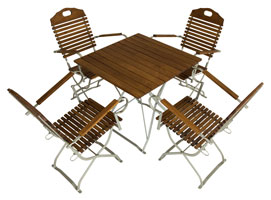 Quatre chaises avec accoudoir et table de jardin pliable