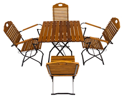une table carrée avec quatres chaises pliantes