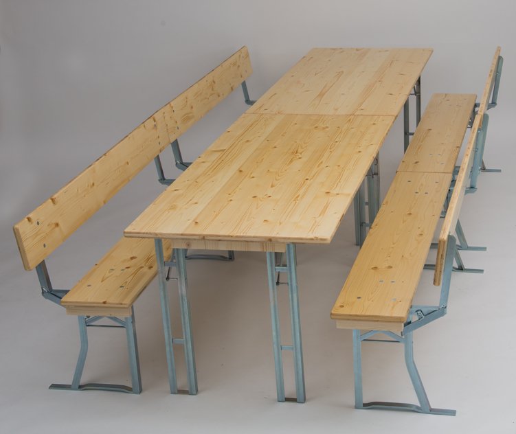 113B Ces tables à quatre pieds sont d'une longueur de 164 cm
