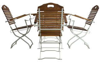 Table et chaise de jardin en bois avec des pieds galvanisés