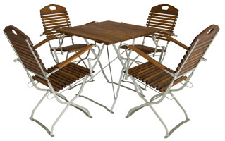 Set de quatre chaises et une table  qui sont pliante et resisstent