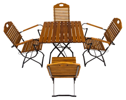 une table carrée avec quatres chaises pliantes