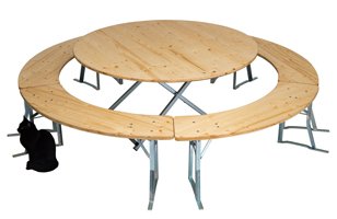 Vue de face de notre ensemble rond avec un diamètre de table de 150 cm monté avec quatre banquettes de bière rondes