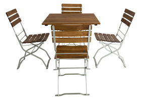 table avec des chaises de jardin pliante